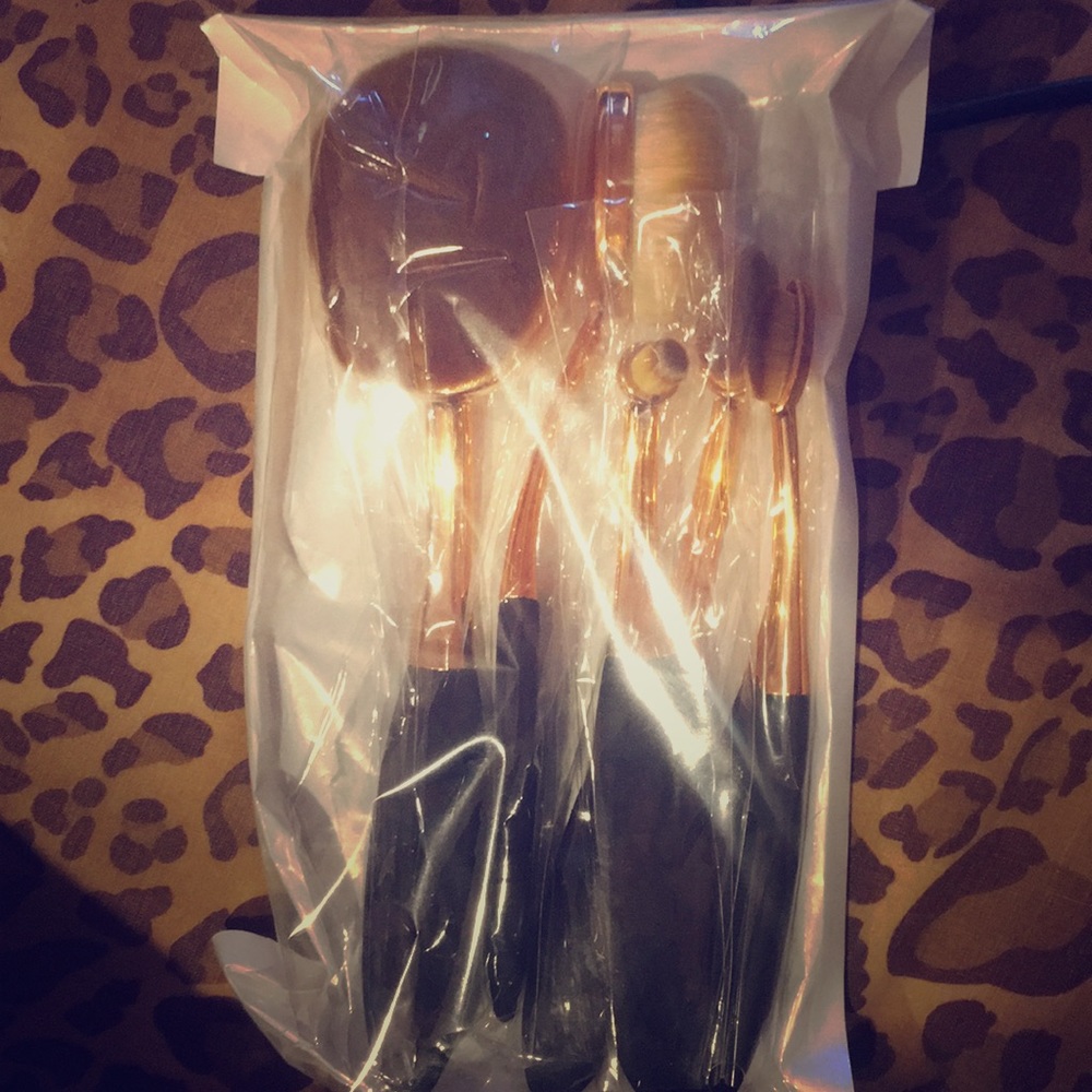 Rose gold oval brush set